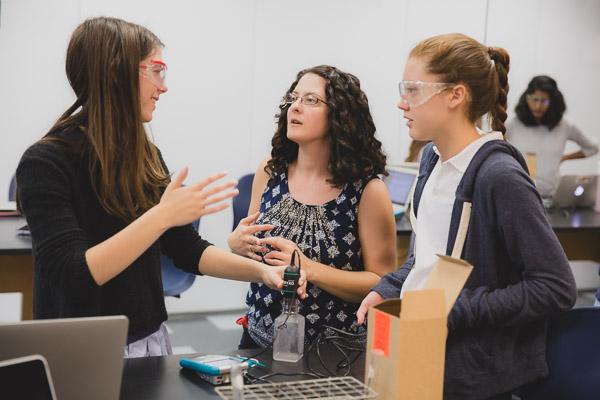 Upper School students in Ms. Middleman的生物学荣誉班通过设计和运行一个实验室实验来测试他们选择的变量来扩展他们对酶的理解.